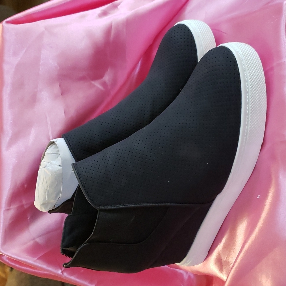 SHOES - Picture 3 of 8